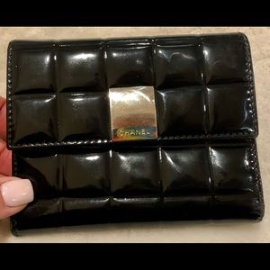 CHANEL quilted Pantent leather wallet